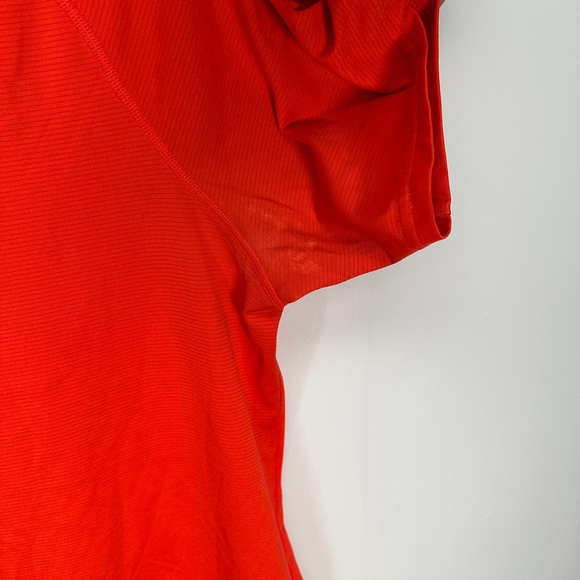 Under‎ Armour Fitted Breathable Bright Red T-shirt XL - Picture 3 of 6